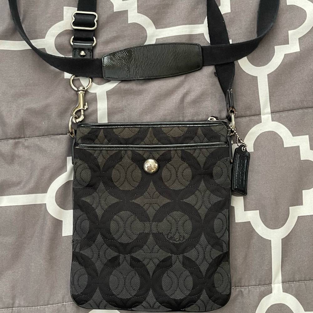 Coach crossbody. Signature canvas in black color.